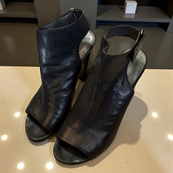 Stuart Weitzman Front Room Black Leather Heeled Booties 9.5 - Picture 2 of 8